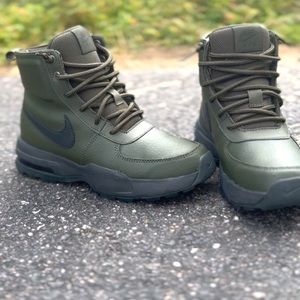 Boys Nike Boots. Worn twice/like new. Size 5.5